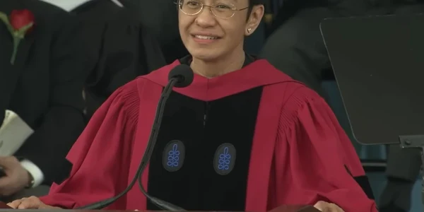 Maria Ressa, laureată Premiu Nobel pentru Pace, la ceremonia de absolvire a Harvard 2024 Sursă YouTube Harvard University