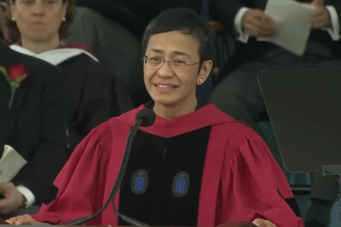 Maria Ressa, laureată Premiu Nobel pentru Pace, la ceremonia de absolvire a Harvard2024 SursăYouTube