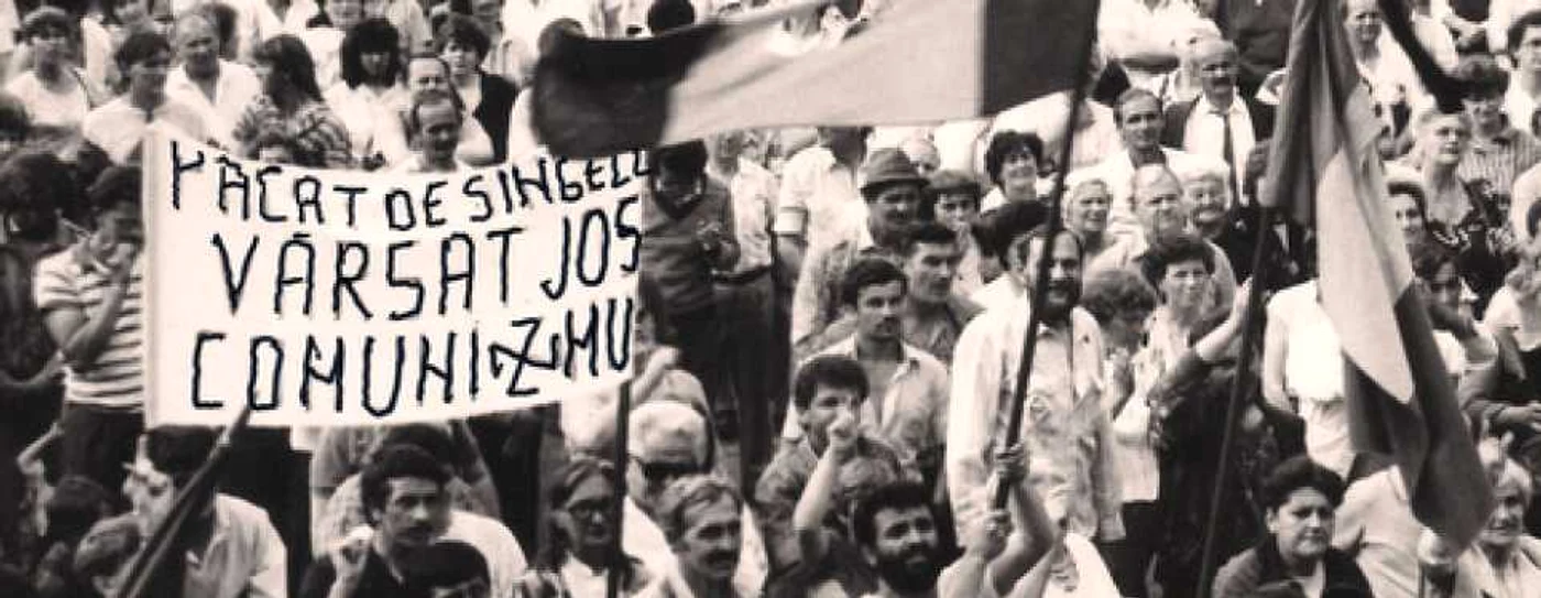 Proteste la
inceputul anilor 1990 impotriva regimului Iliescu si a PDSR (PSD)
Foto colectie privata