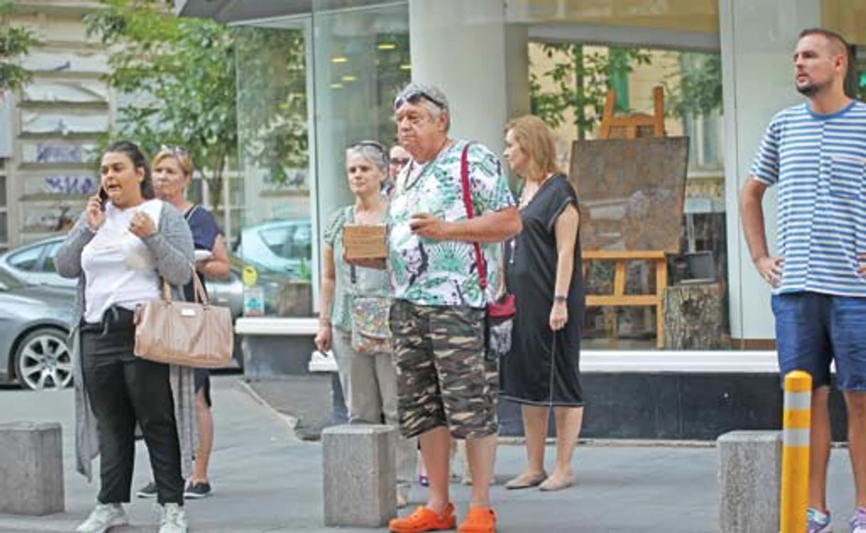 
    Nicu Alifantis  (65 de ani),   papion în buline,  la evenimentele  pentru copii  