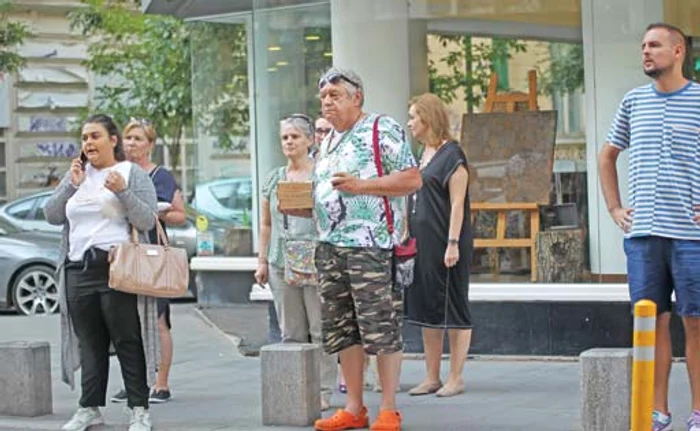 
    Nicu Alifantis  (65 de ani),   papion în buline,  la evenimentele  pentru copii  