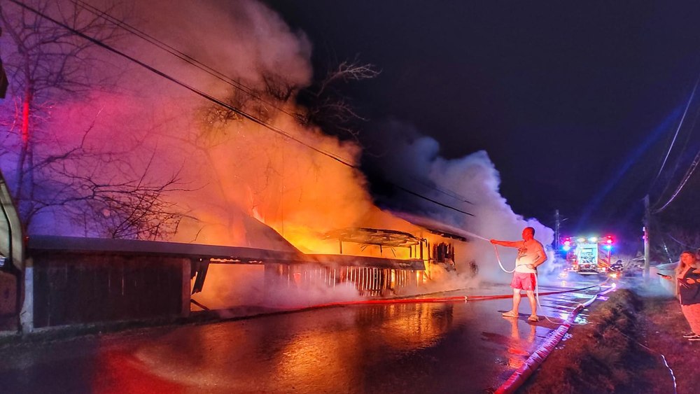 În toiul nopţii, doar în tricou şi şort la zero grade, un bărbat a sprijinit pompierii la stingerea unui incendiu de proporţii FOTO 