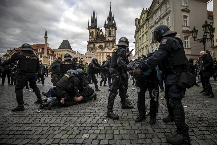
    Poliția din Praga a intervenit în forță pentru a pune capăt protestului suporterilorFoto: Guliver / GettyImages  