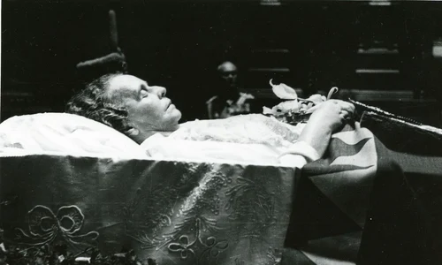 1938. Regina Maria pe catafalc (© Arhivele Naționale ale României, SANIC, Colecţia Documente Fotografice, FI 05370-2)