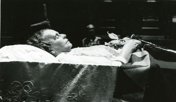 1938. Regina Maria pe catafalc (© Arhivele Naționale ale României, SANIC, Colecţia Documente Fotografice, FI 05370-2)
