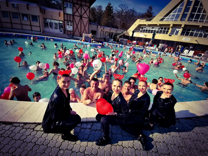 Baloane colorate, dans în piscină și voie bună, de asta au avut parte turiștii la Băile Felix