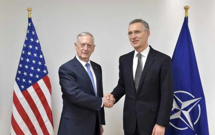 Secretarul Apărării al SUA, generalul James Mattis, şi Secretarul General NATO, Jan Stoltemberg.