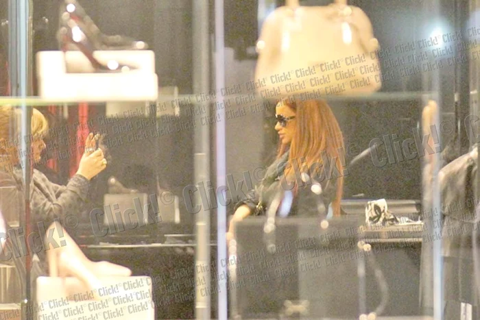 Bianca a rugat o vânzătoare să o pozeze pentru a vedea cât de bine îi vin ochelarii (Fotografii: CLICK!)