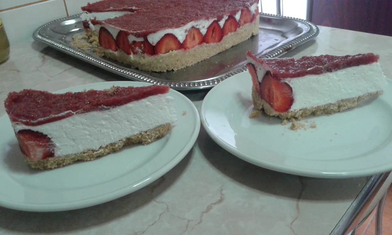 
    Cheesecake cu căpşuni  