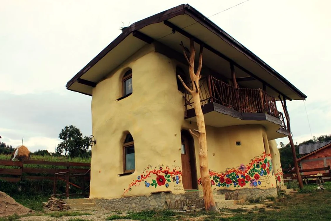 O familie de olandezi a avut deja parte de experienţa românească în căsuţa ecologică FOTO: Popasul Verde Facebook