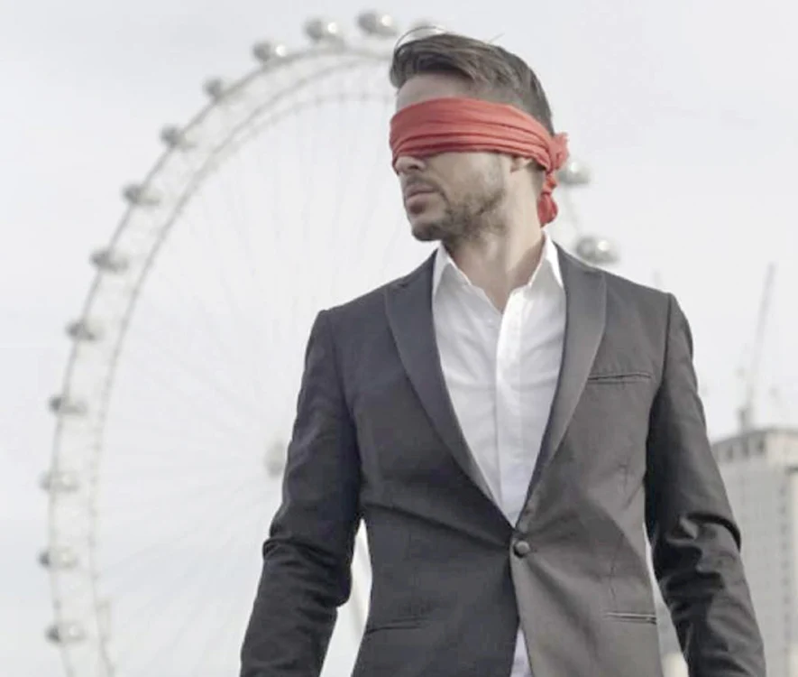 
    Jorge s-a plimbat  pe autostradă legat  la ochi cu o eşarfă   