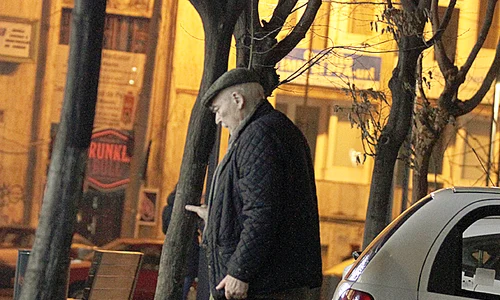 Actorul a trecut cu  greutate drumul,  sprijinindu se  de un copac jpeg