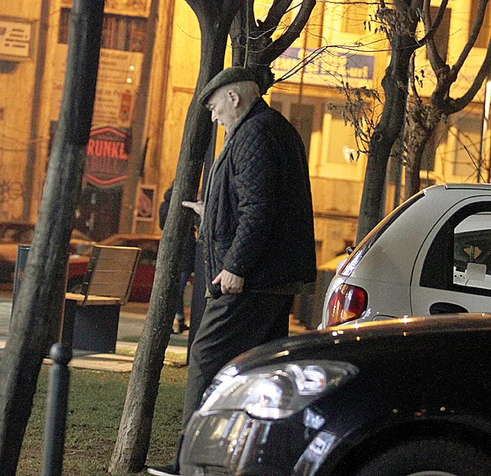 Actorul a trecut cu greutate drumul, sprijinindu-se de un copac