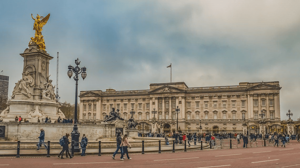 Incendiu la porțile Palatului Buckingham. Un bărbat a fost arestat