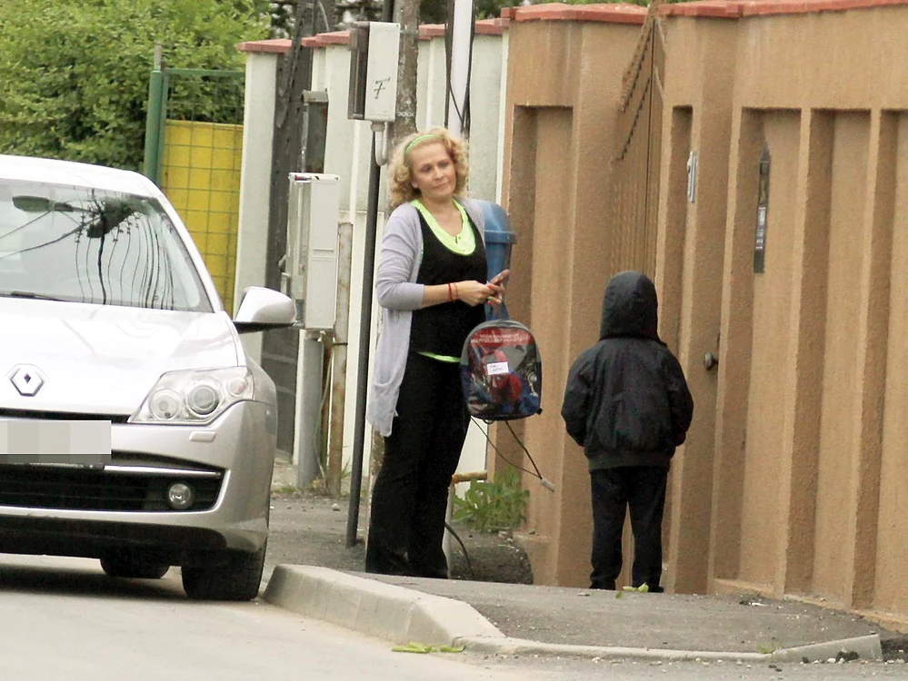 
    Click! a surprins-o de mai  multe ori pe misterioasa  blondă a lui Petru Mircea la acesta acasă. Femeia pare să fi preluat rolul de mamă pentru băieţelul cântăreţei  