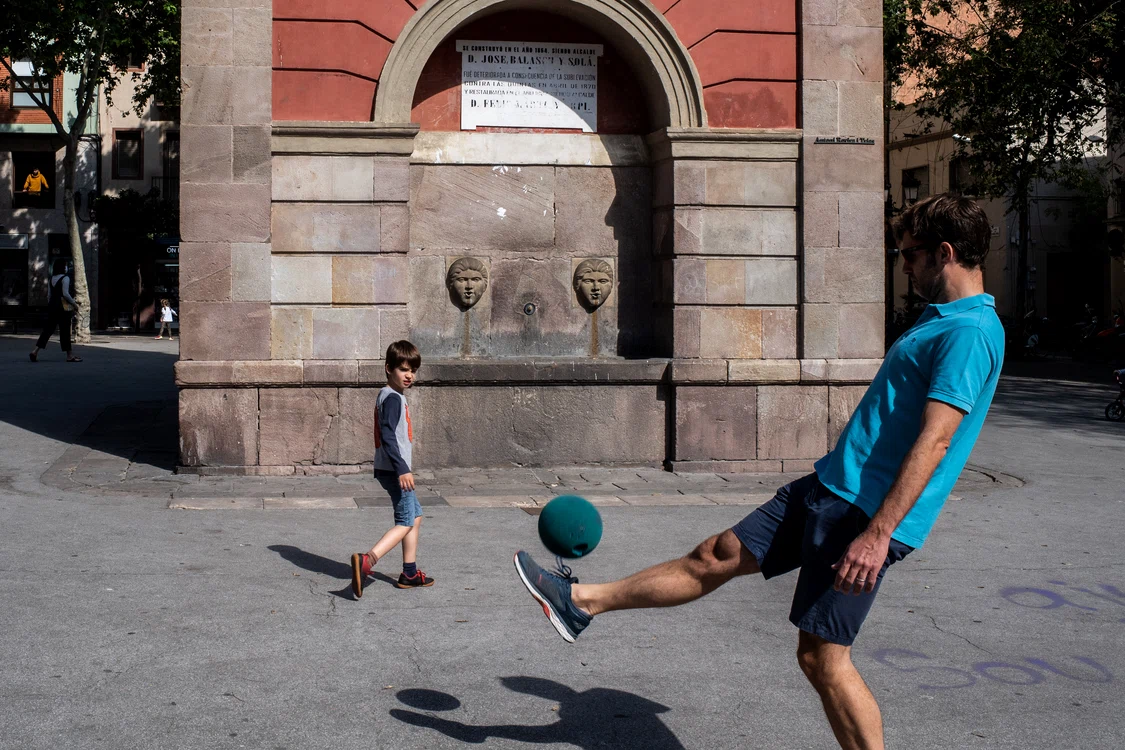 Un tătic joacă fotbal cu fiul lui