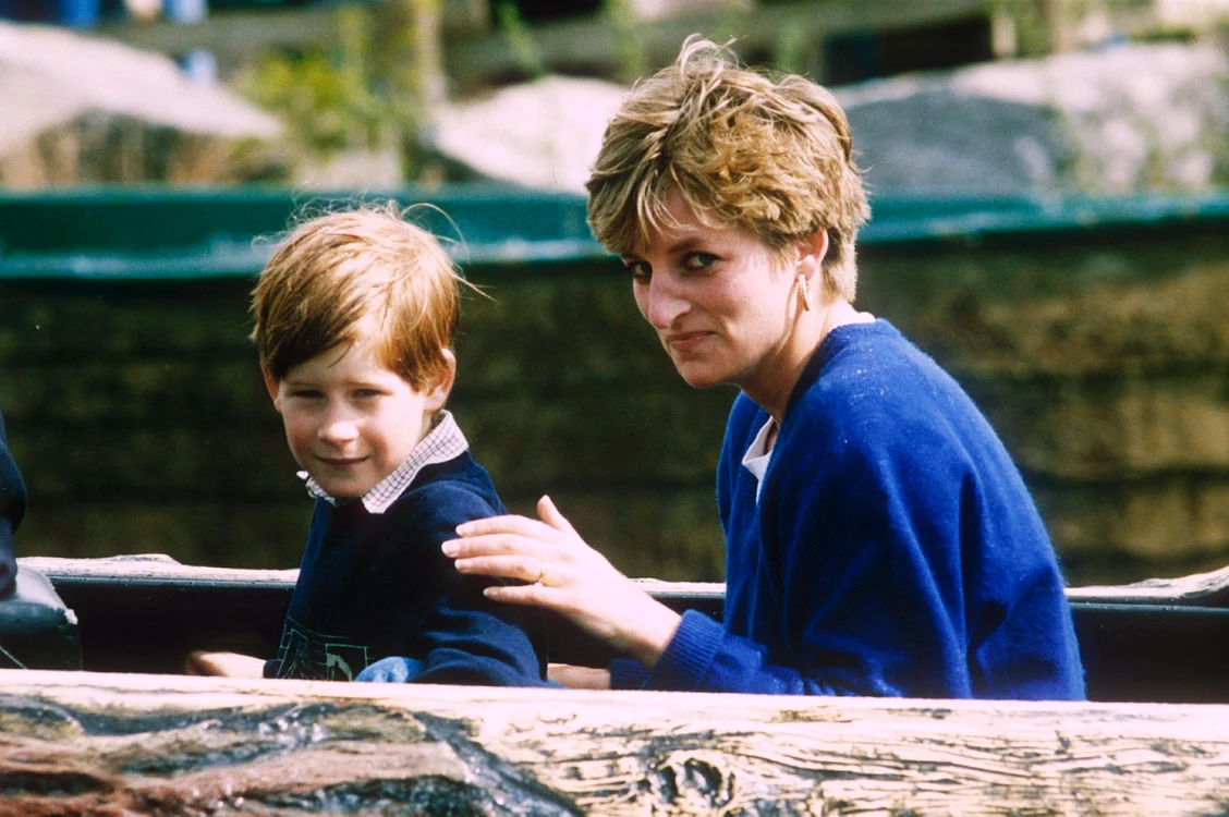 Micul Harry, alături de mama sa, Lady Di, în 1992 FOTO Profimedia