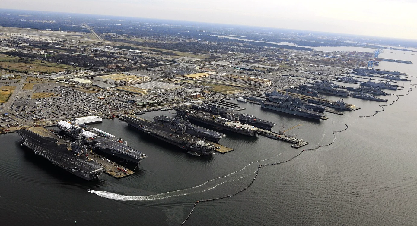 Naval Station Norfolk FOTO Wikipedia