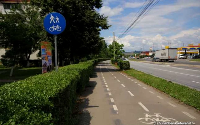 Pista de biciclete de pe Calea Zarandului. FOTO: Daniel Guţă. ADEVĂRUL.