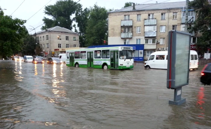 Mai multe străzi din Chişinău s-au transformat ieri în adevărate râuri