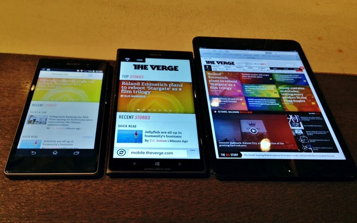 Nokia Lumia 1520, între un smartphone Sony şi iPad mini de la Apple. FOTO The Verge