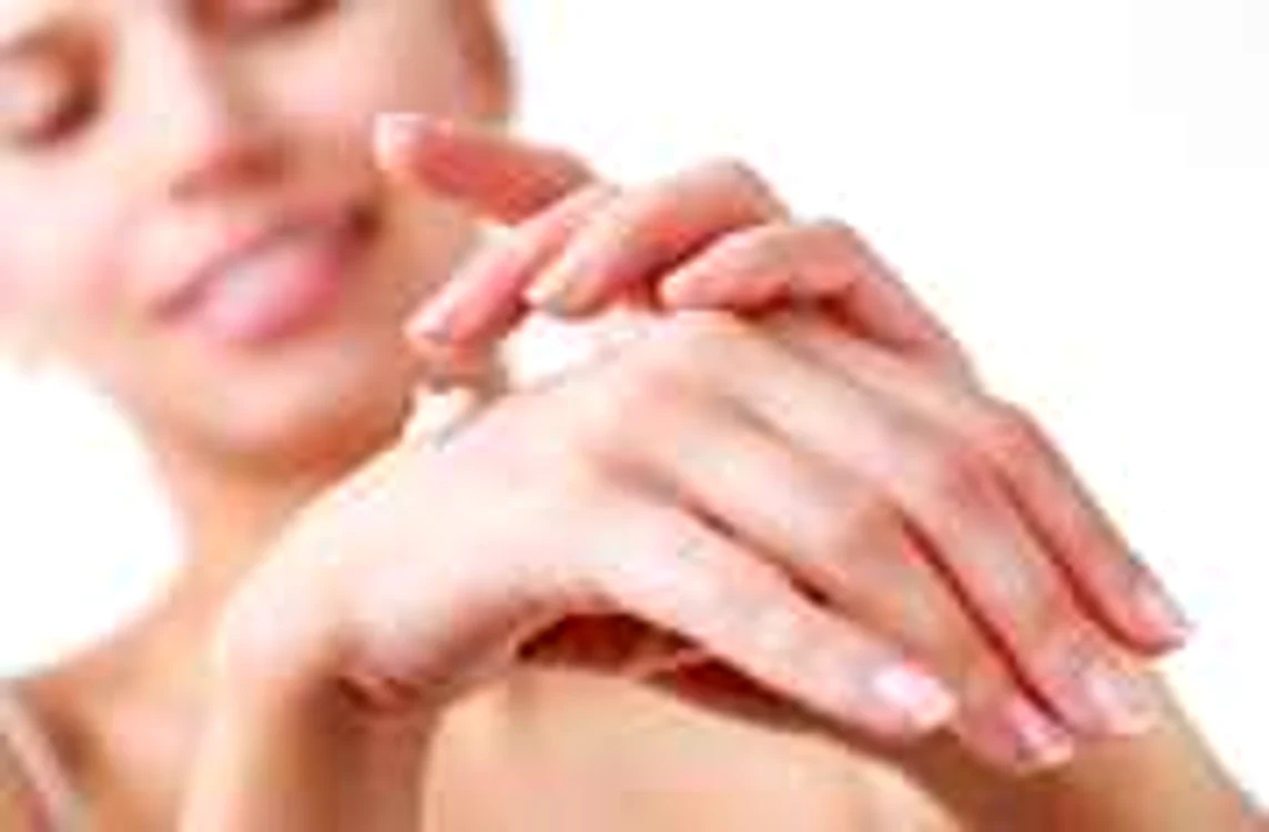 Formulele DD şi EE promit să hidrateze, să cureţe şi să netezească tenul FOTO skinxo.com