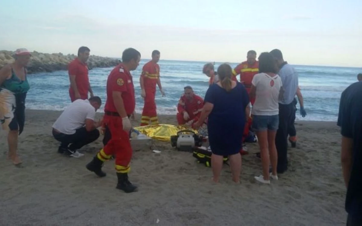 Bărbatul a fost scos la mal, s-au executat manevre de resuscitare, dar fără succes FOTO: SAJ Constanţa