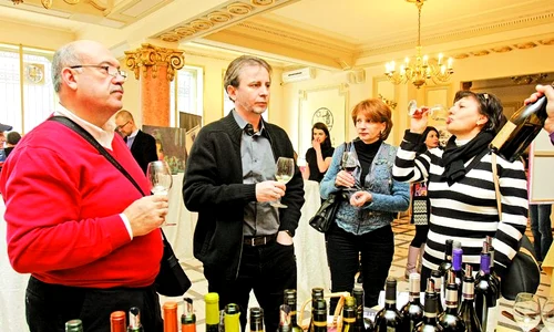 La târgul de vin  oamenii au degustat  din fiecare soi prezentat jpeg