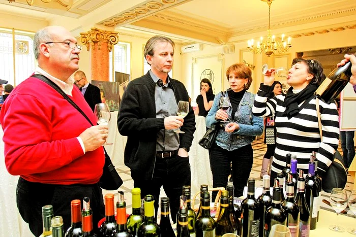 La târgul de vin oamenii au degustat din fiecare soi prezentat