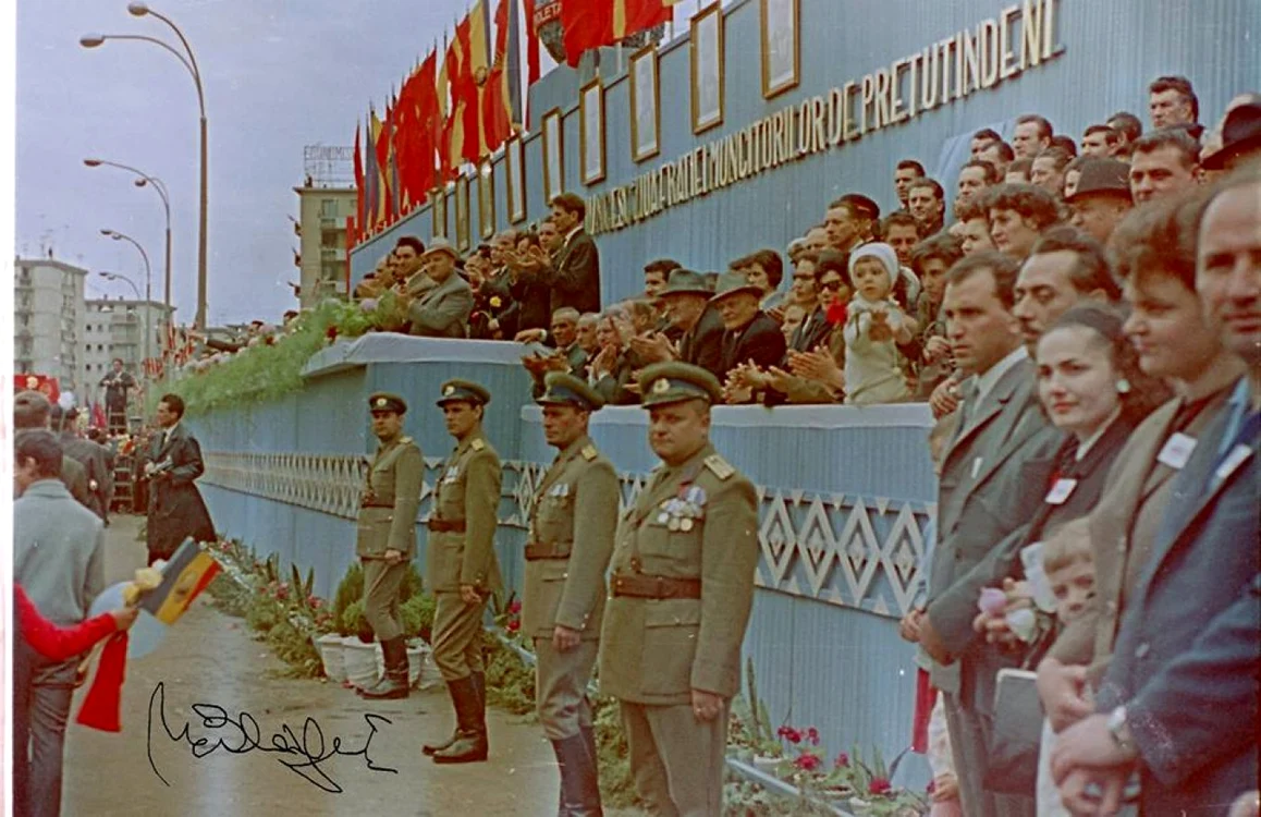 Tribuna oficială la defilarea din 1969 de la Galaţi FOTO facebook/ valiza cu fotografii