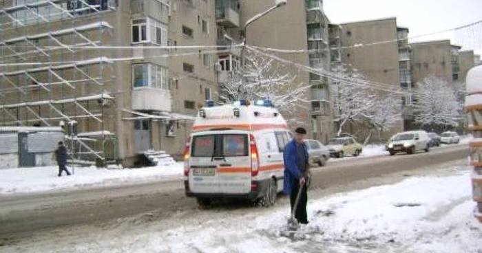 Ploieşti: Ambulanţele întârzie din cauza zăpezii