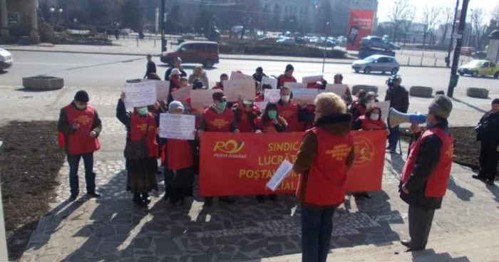 Poştaşii ieşeni au mai protestat, la finele lunii februarie, în faţa Prefecturii. Foto: Adevărul