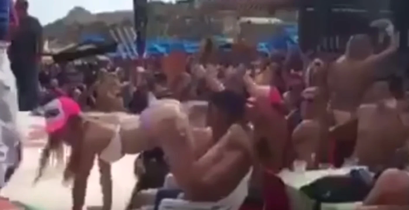 
    Tânăra preda elevilor din clasele primareFoto: captură video Youtube  