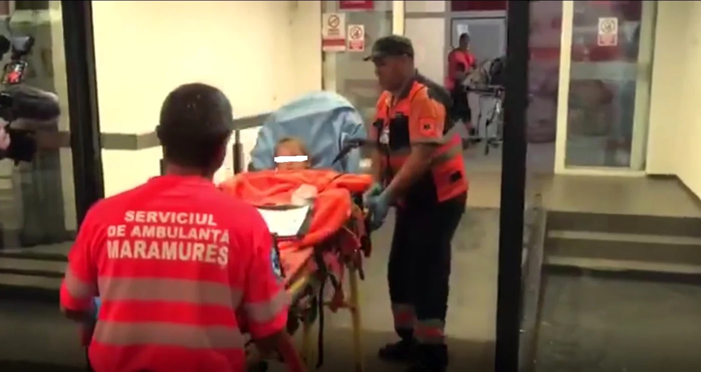 Fetiţa de 7 ani a ajuns joi noaptea la Spitalul Judeţean de Urgenţă din Baia Mare. FOTO: Captură Video