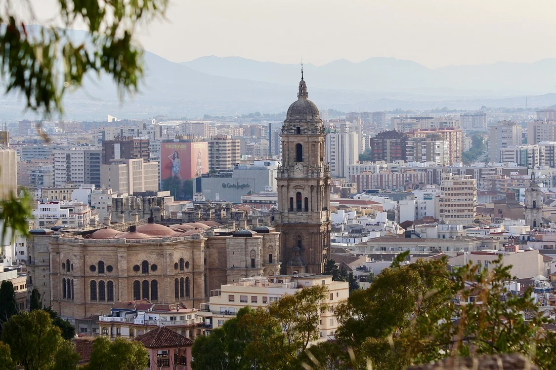 Imagine panoramică cu orașul Malaga / foto: Pixabay