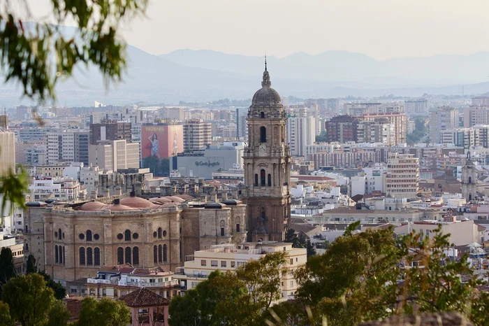 Imagine panoramică cu orașul Malaga / foto: Pixabay