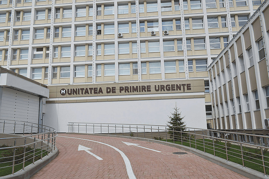 Turist în comă indusă, de o săptămână, după ce s-a rănit grav la tiroliana din Gura Humorului