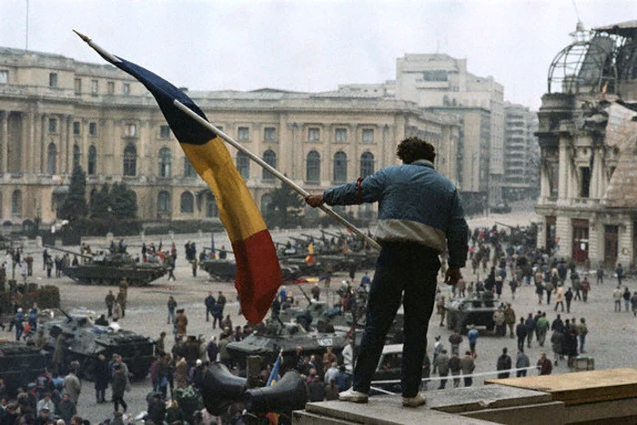 
    Mii de oameni s-au jertfit la Revoluție pentru libertate. Nici acum nu se știe cine a tras în ei  