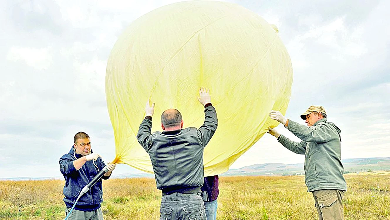 Sistemul de zbor este constituit  din balon de latex, paraşută  pentru revenirea lină la sol  a echipamentului şi  nacelă, care conţine toate instrumentele  de transmitere şi  înregistrare de date