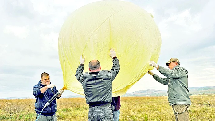 Sistemul de zbor este constituit  din balon de latex, paraşută  pentru revenirea lină la sol  a echipamentului şi  nacelă, care conţine toate instrumentele  de transmitere şi  înregistrare de date