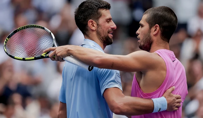 Novak Djoković (stânga) și Carlos Alcaraz se întrec în finala Australian Open (FOTO: EPA)