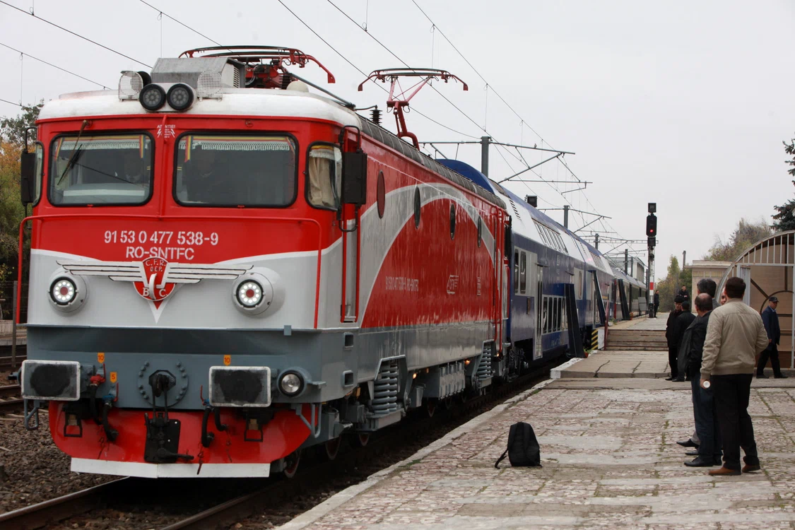 
    CFR Călători introduce în circulaţie 42 trenuri pentru elevifoto: Click!  