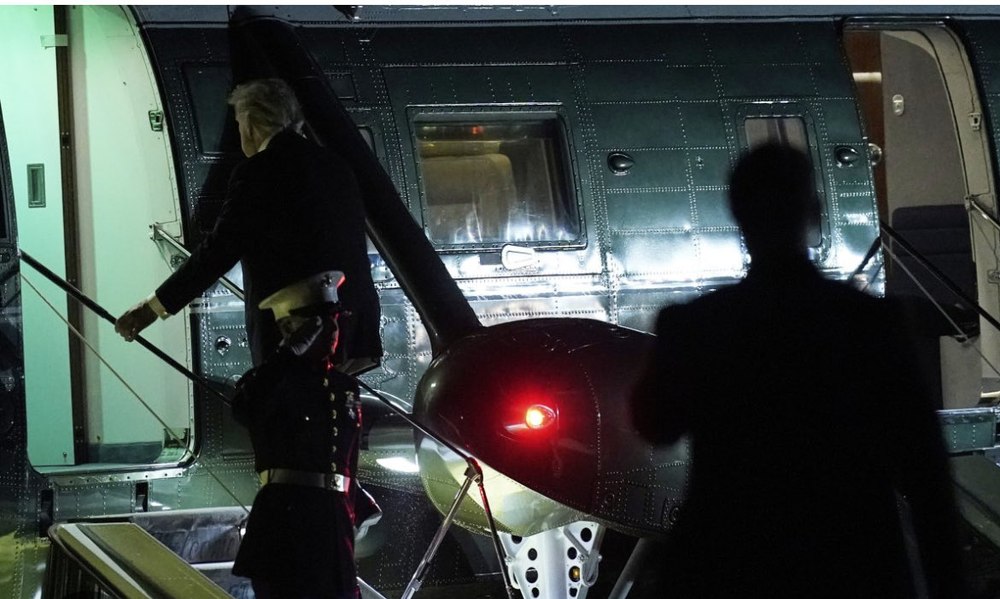 Un bărbat care a proiectat un laser pe elicopterul în care era Donald Trump, arestat în SUA. „A pus Marine One în pericol de coliziune”