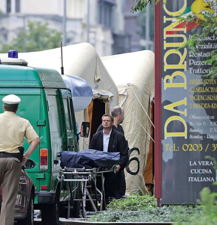 În august 2007,  la Duisburg,  în Germania,  şase italieni,  membri ai clanului Pelle-Vottari,  sunt împuşcaţi în faţa unei pizzerii de către membri ai clanului Nirto-Strangio,  într-un conflict vechi de 16 ani şi cunoscut sub denumirea de Feuda di San Luca