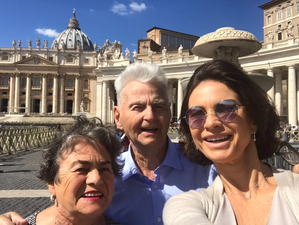 
    Ramona Bădescu și părinții Sursă foto: Arhivă personală   