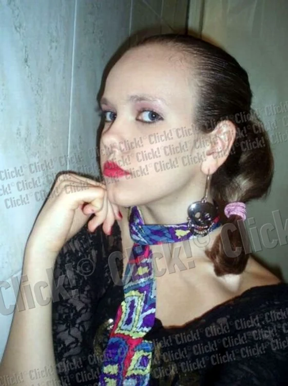 Tânăra este dependentă de operaţii estetice