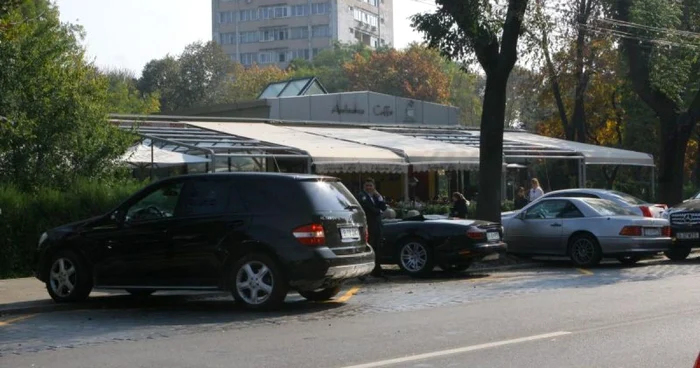 Craiova: Bogaţii cu maşini de mii de euro iau masa la preţ redus.