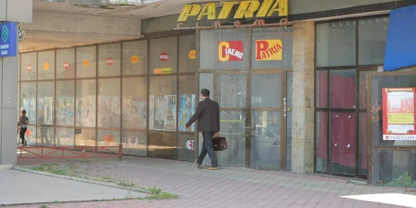 Clădirea cinematografului a fost lăsată în paragină şi de RADEF şi de autorităţi, din 2004. Foto: Arhivă
