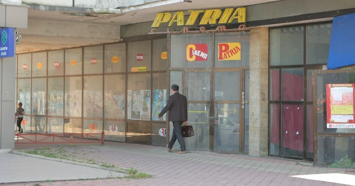 Clădirea cinematografului a fost lăsată în paragină şi de RADEF şi de autorităţi, din 2004. Foto: Arhivă