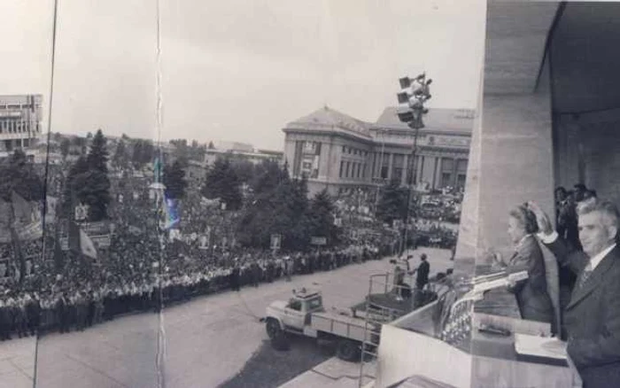 Ceauşescu la Ploieşti, la Adunarea Populară din 4 septembrie 1981.Peste drum de balconul prezidenţial, mall-ul comunist al vremii. OMNIA. FOTO www.comunismulinromania.ro